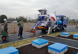 ④ コンクリート打設工（ミキサー車）